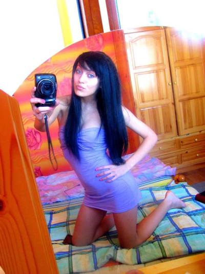 Dominica from Bell, California is looking for adult webcam chat